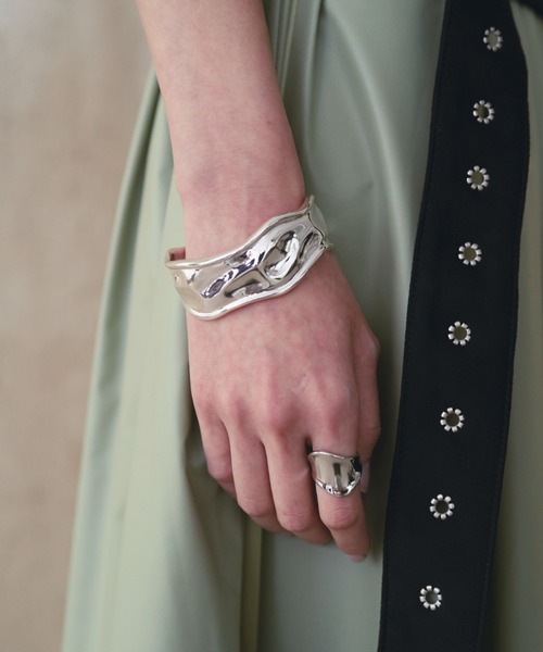 SOEMIN(ソミン)の「Molten bangle/ウェーブバングル(バングル/リストバンド・レディース・シルバー・FREE)」の13枚目の写真