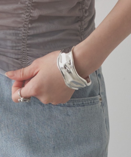 SOEMIN(ソミン)の「Molten bangle/ウェーブバングル(バングル/リストバンド・レディース・シルバー・FREE)」の10枚目の写真