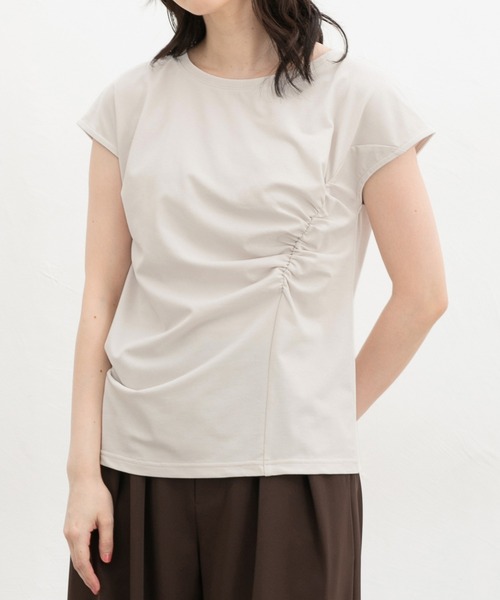 Honeys(ハニーズ)の「【ハニさら・接触冷感・UVカット】アシメギャザートップス(Tシャツ/カットソー・レディース・ダークブラウン系1/ブラック/グレイッシュベージュ・L/LL/M/S)」の3枚目の写真