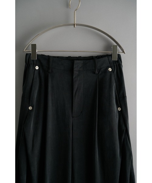 CONZ(コンズ)の「curve leg trousers cupra jersey/バレルレッグシルエット/バルーンシルエット/シーズンレス/NVRFRGT(スラックス・メンズ・ブラウン/ブラック/グレー・1/2/3)」の4枚目の写真