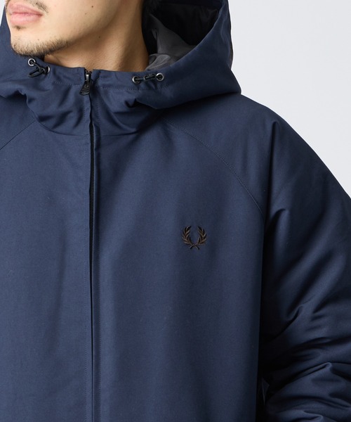 FRED PERRY（フレッドペリー）の「【WEB先行予約】[FRED PERRY/フレッドペリー] 別注 パデッド フード刺繍シェルジャケット（ブルゾン・レディース・ネイビー/ダークグリーン/ブラック・XL/M/L/S）」の19枚目の写真