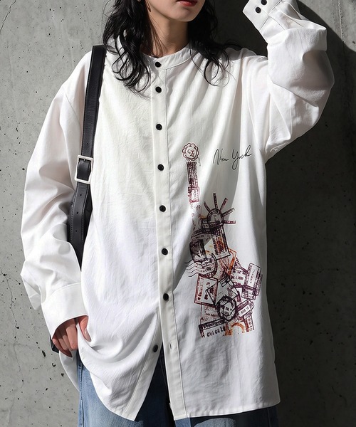 antiqua(アンティカ)の「アートプリント シャツ(シャツ/ブラウス・レディース・ホワイト/ブラック・ONESIZE)」の2枚目の写真