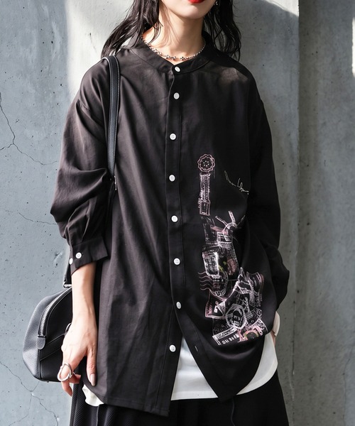 antiqua(アンティカ)の「アートプリント シャツ(シャツ/ブラウス・レディース・ホワイト/ブラック・ONESIZE)」の1枚目の写真