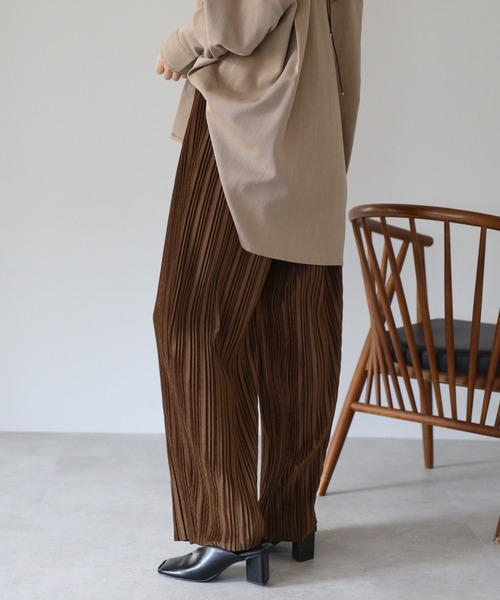 amini(アミニ)の「セルフカットベロア風プリーツパンツ(その他パンツ・レディース・ブラック/ブラウン/チャコールグレー・MEDIUM)」の7枚目の写真