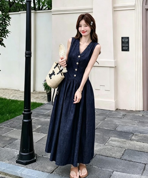 FAVORITO(ファヴォリート)の「デニムVネックノースリーブワンピース(ワンピース・レディース・ブルー・S/M/L/XL)」の3枚目の写真