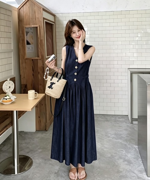 FAVORITO(ファヴォリート)の「デニムVネックノースリーブワンピース(ワンピース・レディース・ブルー・S/M/L/XL)」の2枚目の写真