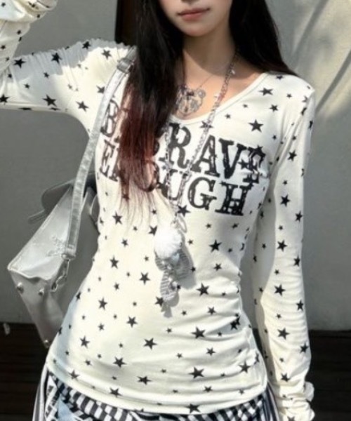 Teem Store（チームストア）の「星柄英文字VネックロンT（Tシャツ/カットソー・レディース・ホワイト/グレー・M/L）」の2枚目の写真