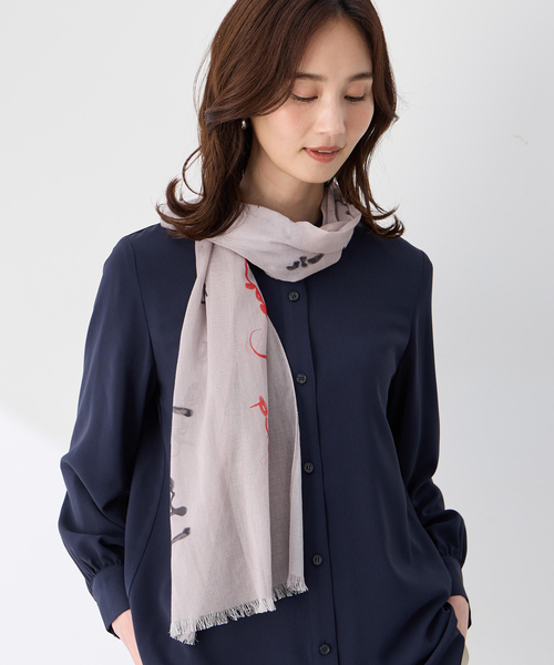 A/C DESIGN BY ALPHA CUBIC（エーシーデザインバイアルファキュービック）の「【藤井桜子さんコラボ】メッセージプリントストール【綿100％】（ストール/ショール・レディース・ライトグレー/ネイビー・フリー）」の3枚目の写真