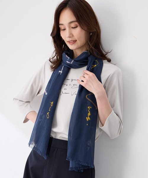 A/C DESIGN BY ALPHA CUBIC（エーシーデザインバイアルファキュービック）の「【藤井桜子さんコラボ】メッセージプリントストール【綿100％】（ストール/ショール・レディース・ライトグレー/ネイビー・フリー）」の4枚目の写真