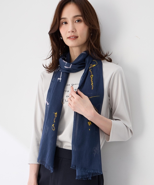 A/C DESIGN BY ALPHA CUBIC（エーシーデザインバイアルファキュービック）の「【藤井桜子さんコラボ】メッセージプリントストール【綿100％】（ストール/ショール・レディース・ライトグレー/ネイビー・フリー）」の5枚目の写真