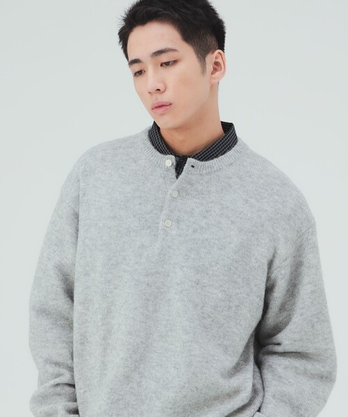 BEAMS HEART(ビームスハート)の「アルパカ混 ヘンリーネック ニット(ニット/セーター・メンズ・ブラック/グレー・LARGE/SMALL/MEDIUM)」の1枚目の写真