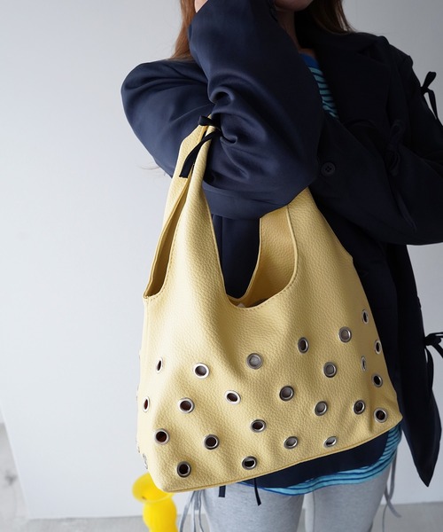 SANSeLF(サンセルフ)の「【SANSeLF】ハトメデザインショルダーバッグ saa26a018(ショルダーバッグ・レディース・ブラック/イエロー・FREE)」の4枚目の写真