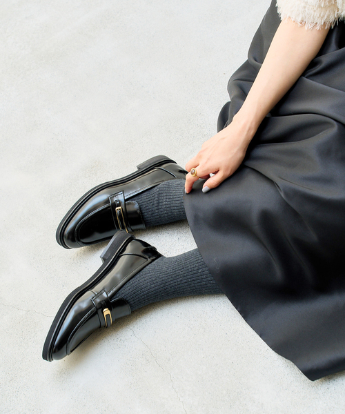 FLAT(フラット)の「レザーメタルバックルローファー(ローファー・レディース・ブラウン/ブラック系その他・22cm/22.5cm/23cm/23.5cm/24cm/25cm/24.5cm)」の2枚目の写真