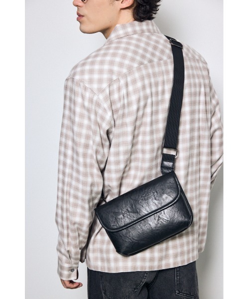 AZUL by moussy(アズールバイマウジー)の「フェイクレザーフラップショルダーバッグ(ショルダーバッグ・メンズ・ブラック・FREE)」の2枚目の写真