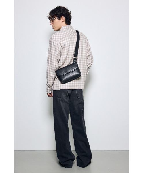 AZUL by moussy(アズールバイマウジー)の「フェイクレザーフラップショルダーバッグ(ショルダーバッグ・メンズ・ブラック・FREE)」の3枚目の写真