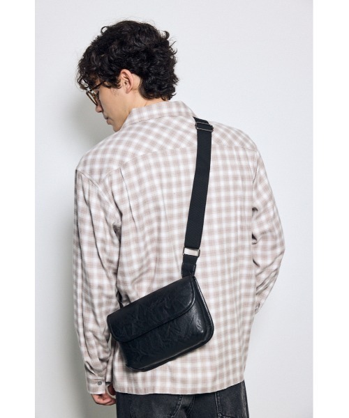 AZUL by moussy(アズールバイマウジー)の「フェイクレザーフラップショルダーバッグ(ショルダーバッグ・メンズ・ブラック・FREE)」の4枚目の写真