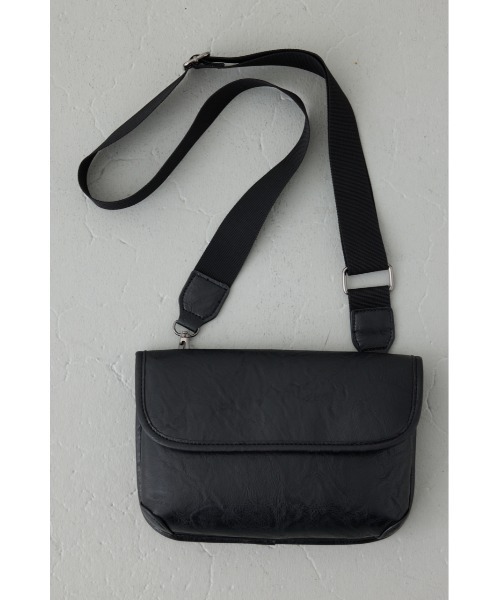 AZUL by moussy(アズールバイマウジー)の「フェイクレザーフラップショルダーバッグ(ショルダーバッグ・メンズ・ブラック・FREE)」の5枚目の写真