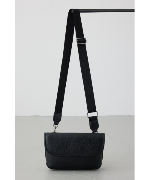 AZUL by moussy(アズールバイマウジー)の「フェイクレザーフラップショルダーバッグ(ショルダーバッグ・メンズ・ブラック・FREE)」の6枚目の写真