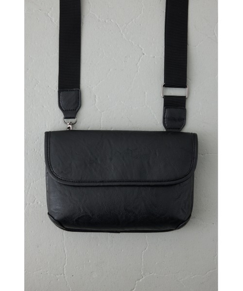 AZUL by moussy(アズールバイマウジー)の「フェイクレザーフラップショルダーバッグ(ショルダーバッグ・メンズ・ブラック・FREE)」の7枚目の写真