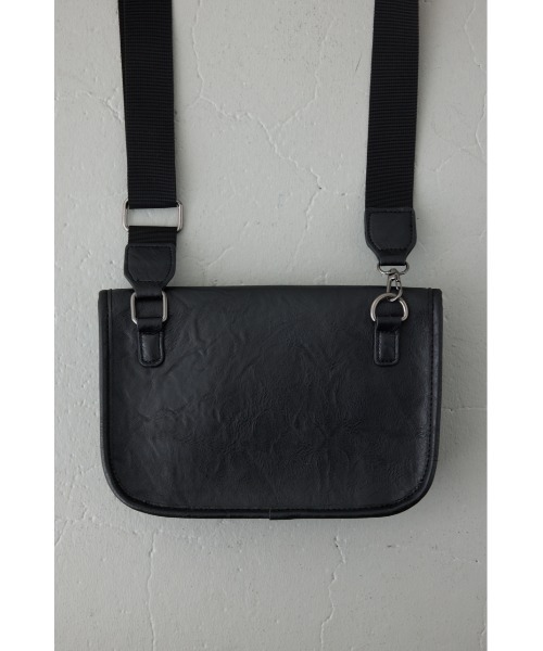 AZUL by moussy(アズールバイマウジー)の「フェイクレザーフラップショルダーバッグ(ショルダーバッグ・メンズ・ブラック・FREE)」の8枚目の写真