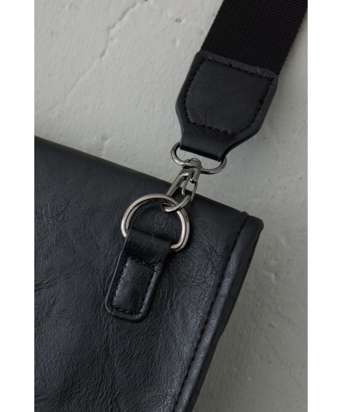AZUL by moussy(アズールバイマウジー)の「フェイクレザーフラップショルダーバッグ(ショルダーバッグ・メンズ・ブラック・FREE)」の11枚目の写真