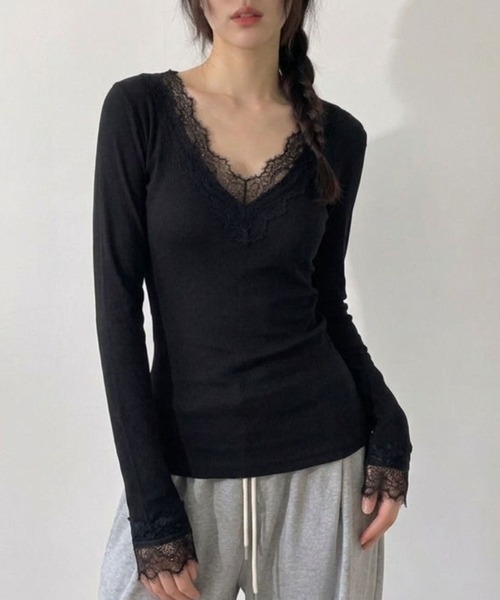 aimoha(アイモハ)の「aimoha/レース付きVネックリブニットトップス(Tシャツ/カットソー・レディース・ホワイト/ブラック・FREE)」の1枚目の写真