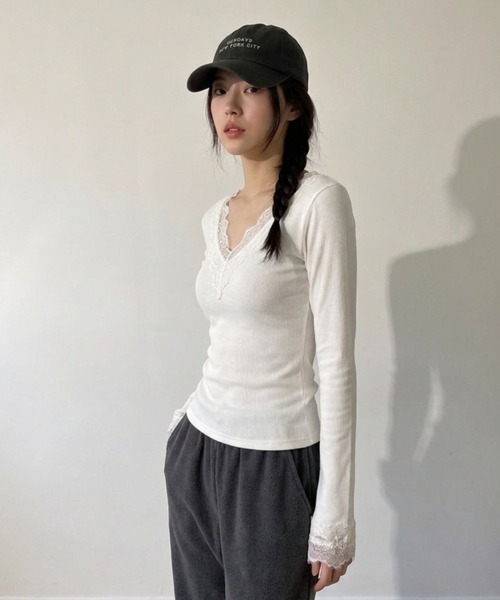 aimoha(アイモハ)の「aimoha/レース付きVネックリブニットトップス(Tシャツ/カットソー・レディース・ホワイト/ブラック・FREE)」の3枚目の写真