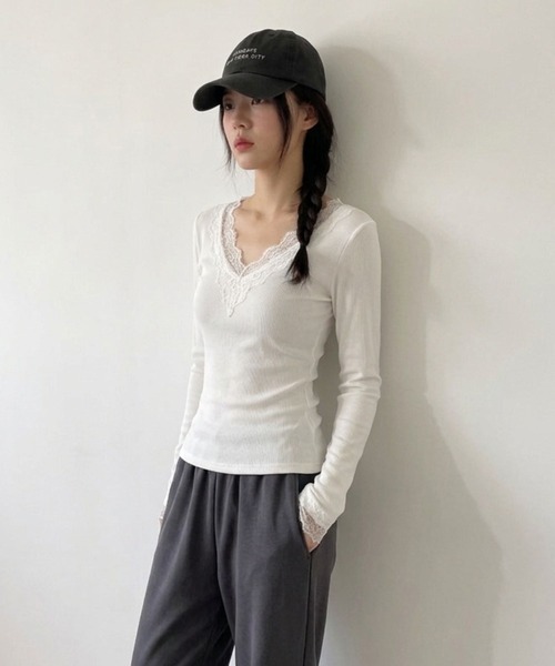 aimoha(アイモハ)の「aimoha/レース付きVネックリブニットトップス(Tシャツ/カットソー・レディース・ホワイト/ブラック・FREE)」の4枚目の写真