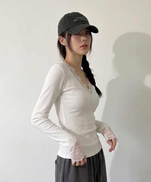 aimoha(アイモハ)の「aimoha/レース付きVネックリブニットトップス(Tシャツ/カットソー・レディース・ホワイト/ブラック・FREE)」の5枚目の写真