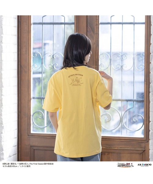 AIR TWOKYO（エアトゥーキョー）の「TVアニメ『進撃の巨人』 第11弾 シーンイラストTシャツ 4（アルミン＆アニ）（Tシャツ/カットソー・レディース・イエロー系その他・SMALL/XX-LARGE/X-LARGE/LARGE/MEDIUM）」の2枚目の写真