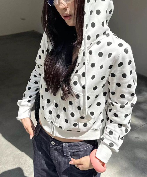 shyam inspiration(シャムインスピレーション)の「ドット柄クロップドパーカー(パーカー・レディース・ホワイト・M/L)」の1枚目の写真