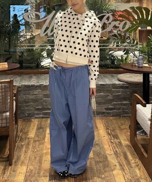 shyam inspiration(シャムインスピレーション)の「ドット柄クロップドパーカー(パーカー・レディース・ホワイト・M/L)」の4枚目の写真