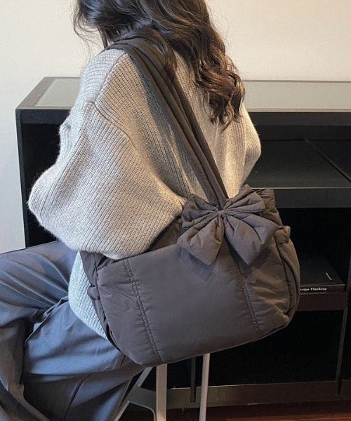 Alum'（アルム）の「Puff Ribbon Tote Bag/パフリボントートバッグ（トートバッグ・レディース・ピンク/ブラック・FREE）」の2枚目の写真