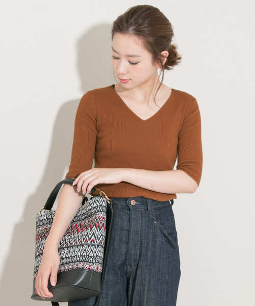 URBAN RESEARCH（アーバンリサーチ）の「UR 5分袖Vネックリブニット（ニット/セーター・レディース・ネイビー/オフホワイト/レッド/キャメル・FREE）」の3枚目の写真