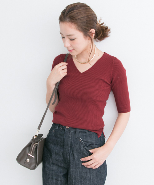 URBAN RESEARCH（アーバンリサーチ）の「UR 5分袖Vネックリブニット（ニット/セーター・レディース・ネイビー/オフホワイト/レッド/キャメル・FREE）」の4枚目の写真