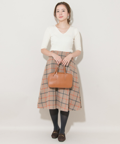 URBAN RESEARCH（アーバンリサーチ）の「UR 5分袖Vネックリブニット（ニット/セーター・レディース・ネイビー/オフホワイト/レッド/キャメル・FREE）」の5枚目の写真