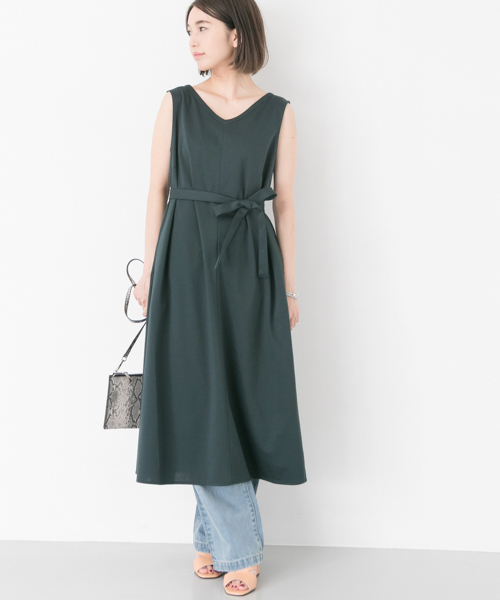 URBAN RESEARCH（アーバンリサーチ）の「スーピマコットンVネックノースリーブワンピース（ワンピース・レディース・グリーン/ブラウン系その他/ブラック・FREE）」の6枚目の写真