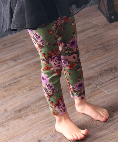 Rora（ローラ）の「アート 花柄 レギンス (2color) 10分丈 スパッツ パンツ ボトムス ボタニカル グリーン マスタード（レギンス/スパッツ・キッズ・マスタード/オリーブ・110cm/140cm/90㎝/100cm/130cm/120cm/150cm）」の5枚目の写真