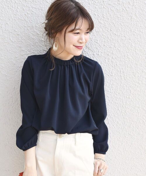 SHIPS(シップス)の「〈手洗い可能〉ギャザーハイネックブラウス◇(シャツ/ブラウス・レディース・オフホワイト/ネイビー/イエロー系その他・ONE SIZE)」の3枚目の写真