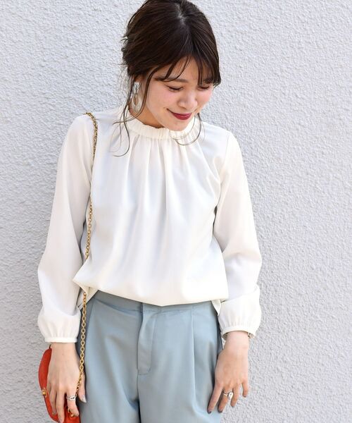 SHIPS(シップス)の「〈手洗い可能〉ギャザーハイネックブラウス◇(シャツ/ブラウス・レディース・オフホワイト/ネイビー/イエロー系その他・ONE SIZE)」の2枚目の写真