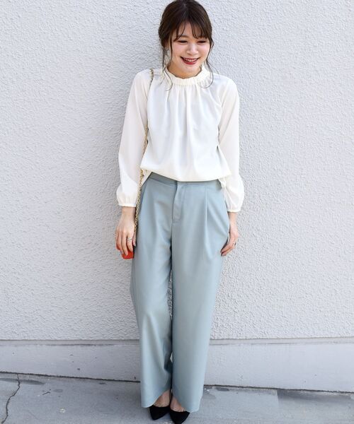 SHIPS(シップス)の「〈手洗い可能〉ギャザーハイネックブラウス◇(シャツ/ブラウス・レディース・オフホワイト/ネイビー/イエロー系その他・ONE SIZE)」の4枚目の写真
