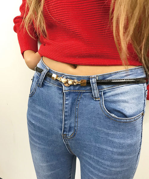 SPIGA（スピーガ）の「ﾊﾟｰﾙ付細ﾍﾞﾙﾄ（ベルト・レディース・ホワイト/ブラック/レッド/キャメル・FREE）」の3枚目の写真