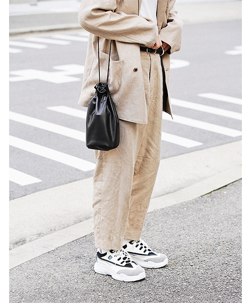 DEVICE（デバイス）の「【WEARISTA じーたー×DEVICE コラボ】Rename 3WAY カウレザー 巾着 ショルダーバッグ（ショルダーバッグ・レディース・ブラック/ダークブラウン/ホワイト・FREE）」の9枚目の写真