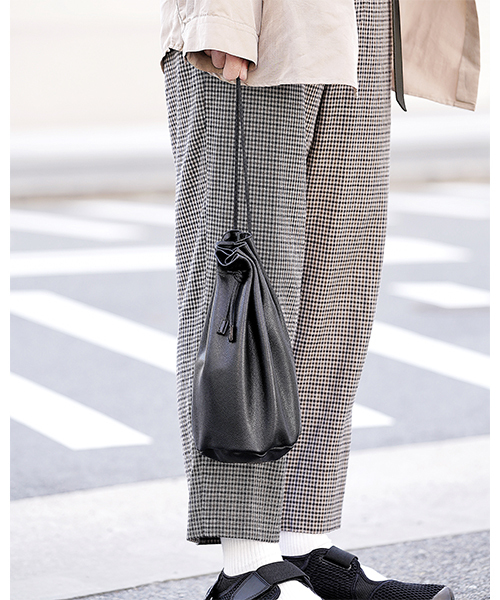 DEVICE（デバイス）の「【WEARISTA じーたー×DEVICE コラボ】Rename 3WAY カウレザー 巾着 ショルダーバッグ（ショルダーバッグ・レディース・ブラック/ダークブラウン/ホワイト・FREE）」の12枚目の写真