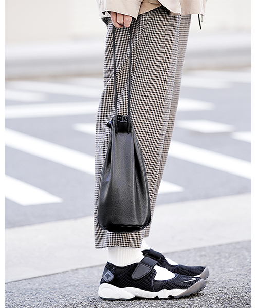 DEVICE（デバイス）の「【WEARISTA じーたー×DEVICE コラボ】Rename 3WAY カウレザー 巾着 ショルダーバッグ（ショルダーバッグ・レディース・ブラック/ダークブラウン/ホワイト・FREE）」の13枚目の写真