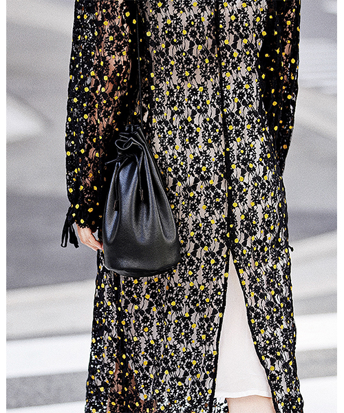 DEVICE（デバイス）の「【WEARISTA じーたー×DEVICE コラボ】Rename 3WAY カウレザー 巾着 ショルダーバッグ（ショルダーバッグ・レディース・ブラック/ダークブラウン/ホワイト・FREE）」の14枚目の写真