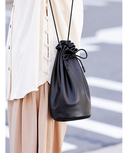 DEVICE（デバイス）の「【WEARISTA じーたー×DEVICE コラボ】Rename 3WAY カウレザー 巾着 ショルダーバッグ（ショルダーバッグ・レディース・ブラック/ダークブラウン/ホワイト・FREE）」の15枚目の写真