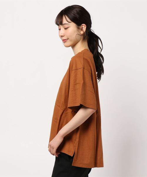 BELLUNA PLUS(ベルーナ)の「涼感素材ロゴデザインプルオーバー(Tシャツ/カットソー・レディース・ベージュ/オリーブ/ボルドー/ネイビー/テラコッタ・MEDIUM/X-LARGE/LARGE)」の14枚目の写真