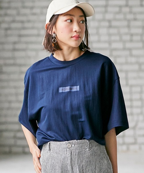 BELLUNA PLUS(ベルーナ)の「涼感素材ロゴデザインプルオーバー(Tシャツ/カットソー・レディース・ベージュ/オリーブ/ボルドー/ネイビー/テラコッタ・MEDIUM/X-LARGE/LARGE)」の5枚目の写真