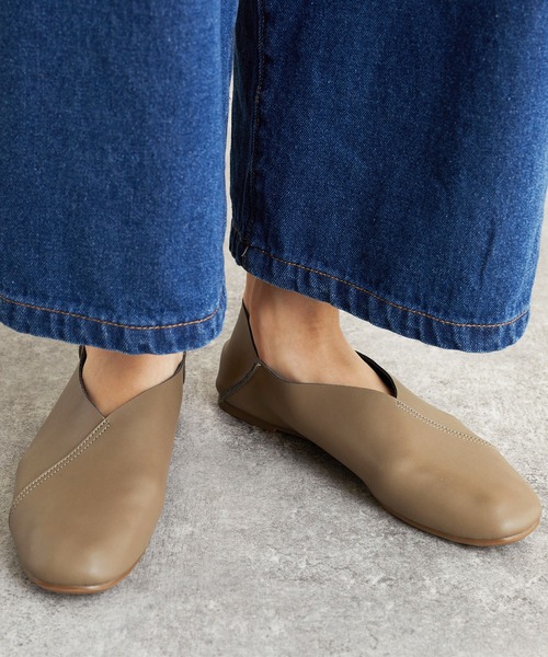 LUGG NAGG(ラグナグ)の「ソフト素材Vカットパンプス(ローファー・レディース・アイボリー/オフホワイト/ブラック/モカ・24.5cm/24.0cm/23.5cm/23.0cm)」の2枚目の写真